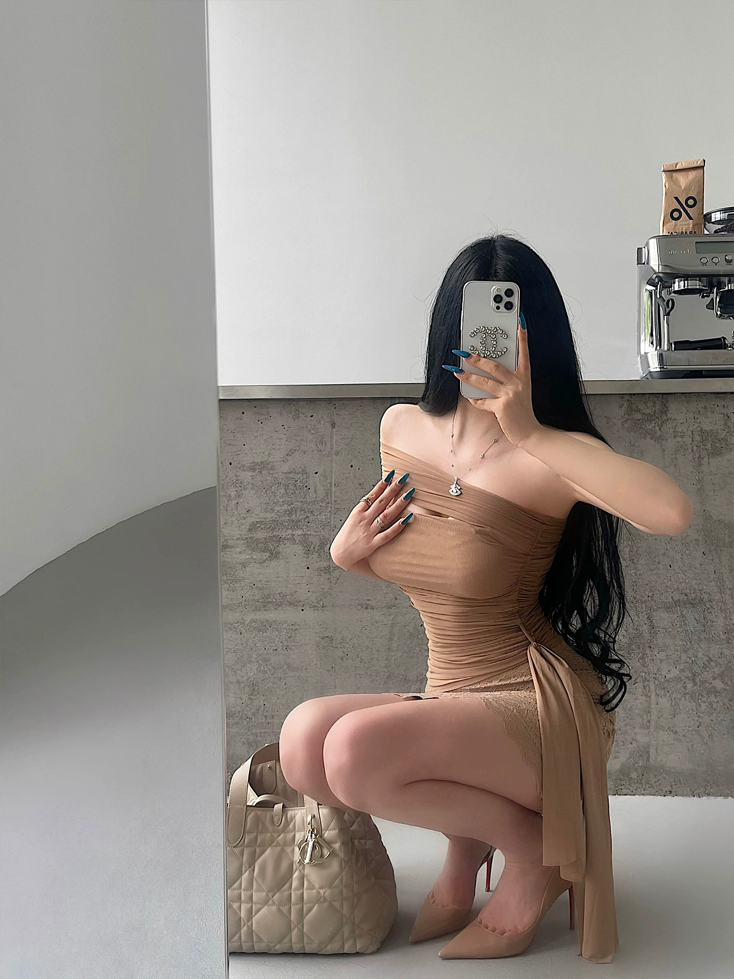 YoungGirlDay khao khát sự thuần khiết, áo lưới ôm sát một bên vai, mềm mại và gợi cảm, có dây buộc ở eo và dây ruy băng bên hông