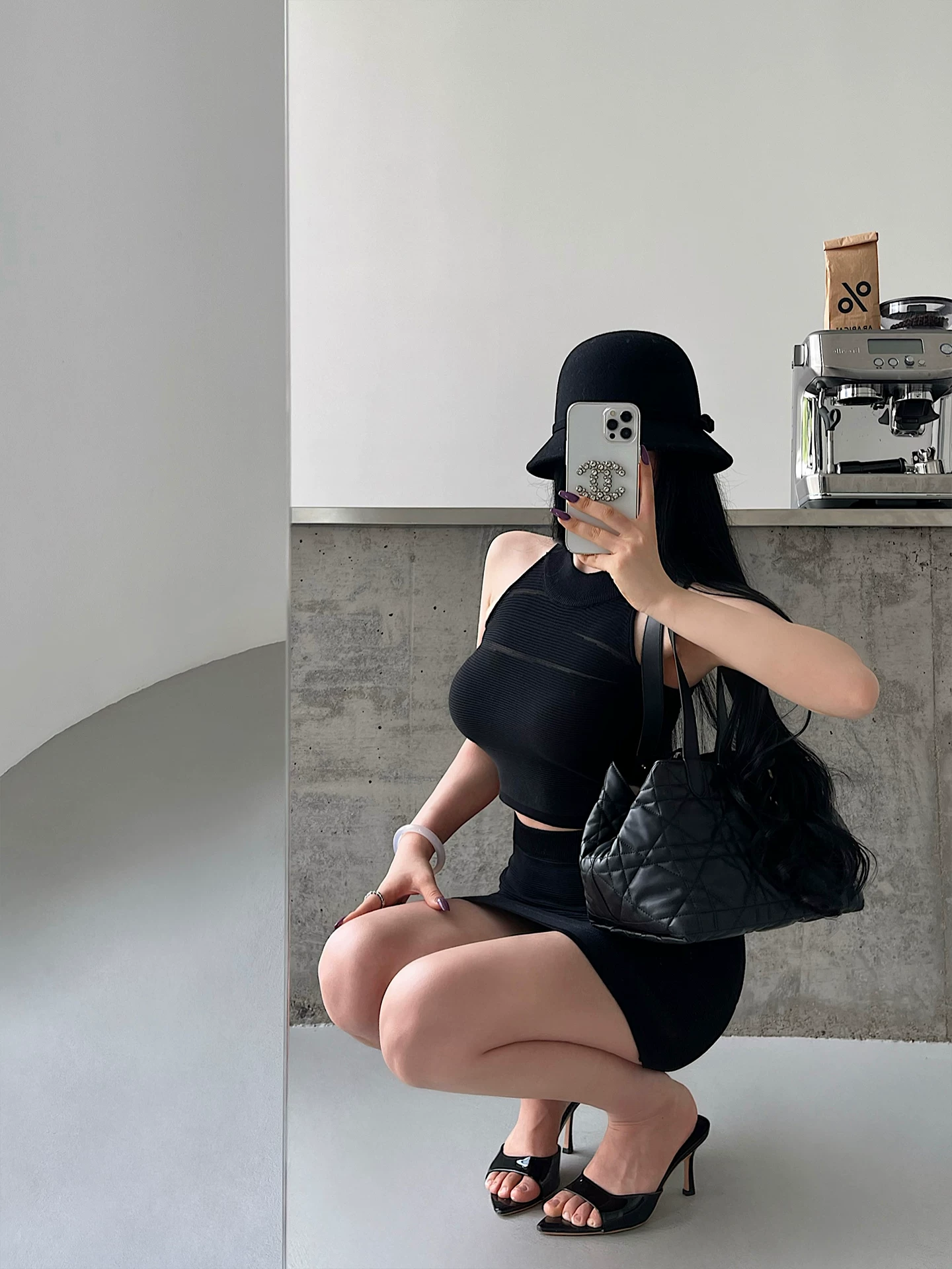 YoungGirlDay phong cách thuần khiết gợi cảm, áo vest không tay lưới xuyên thấu, chân váy ôm hông cạp cao, bộ đồ dệt kim