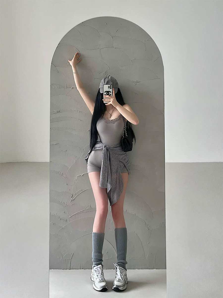 Đầm liền thân ngắn gợi cảm YoungGirlDay, thiết kế ôm sát, dây đeo vai có thể điều chỉnh, viền ren.