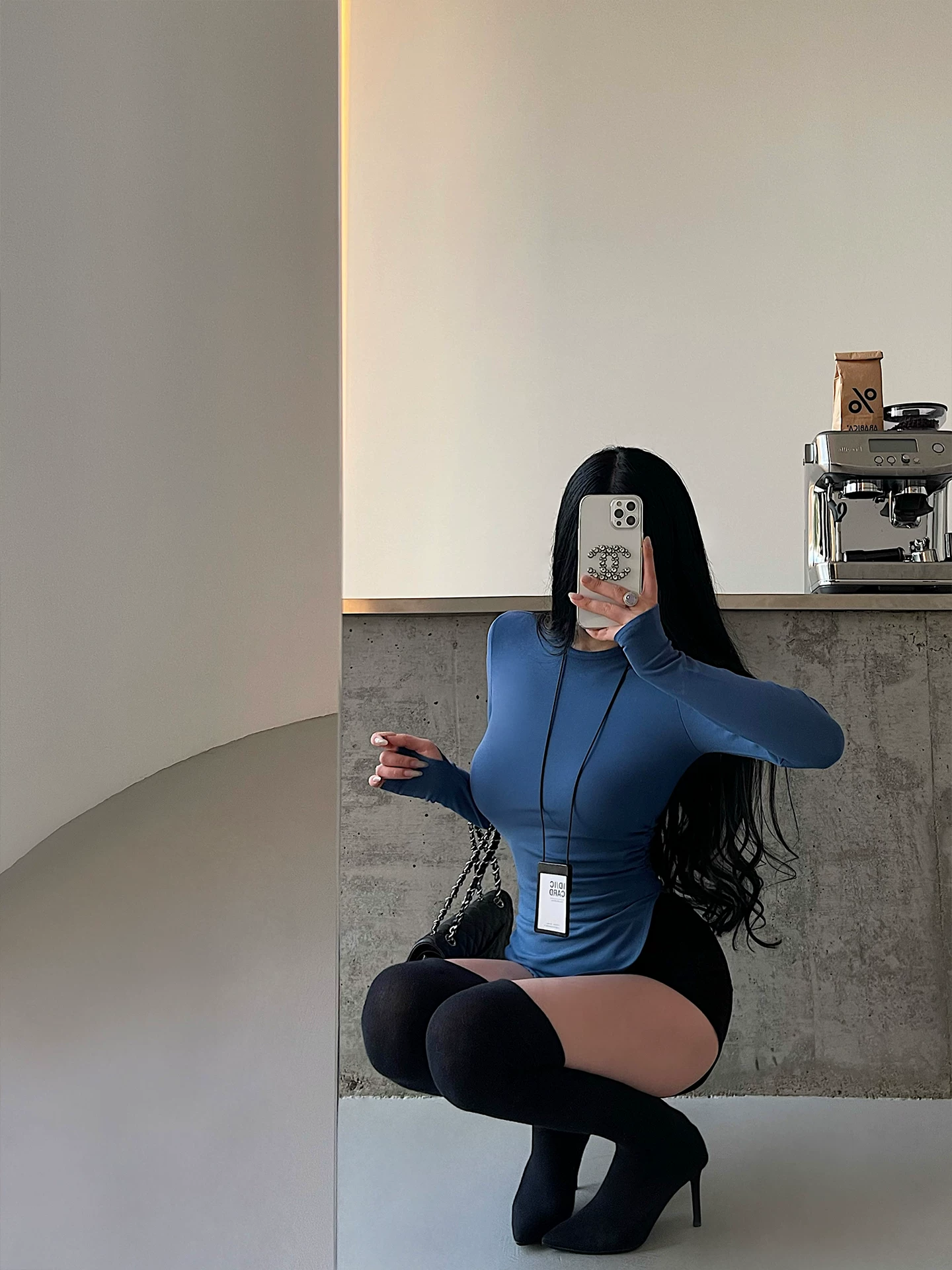 YoungGirlDay phong cách thuần khiết gợi cảm, áo thun dài tay có đường viền xếp nếp thon gọn eo, xẻ tà bên hông