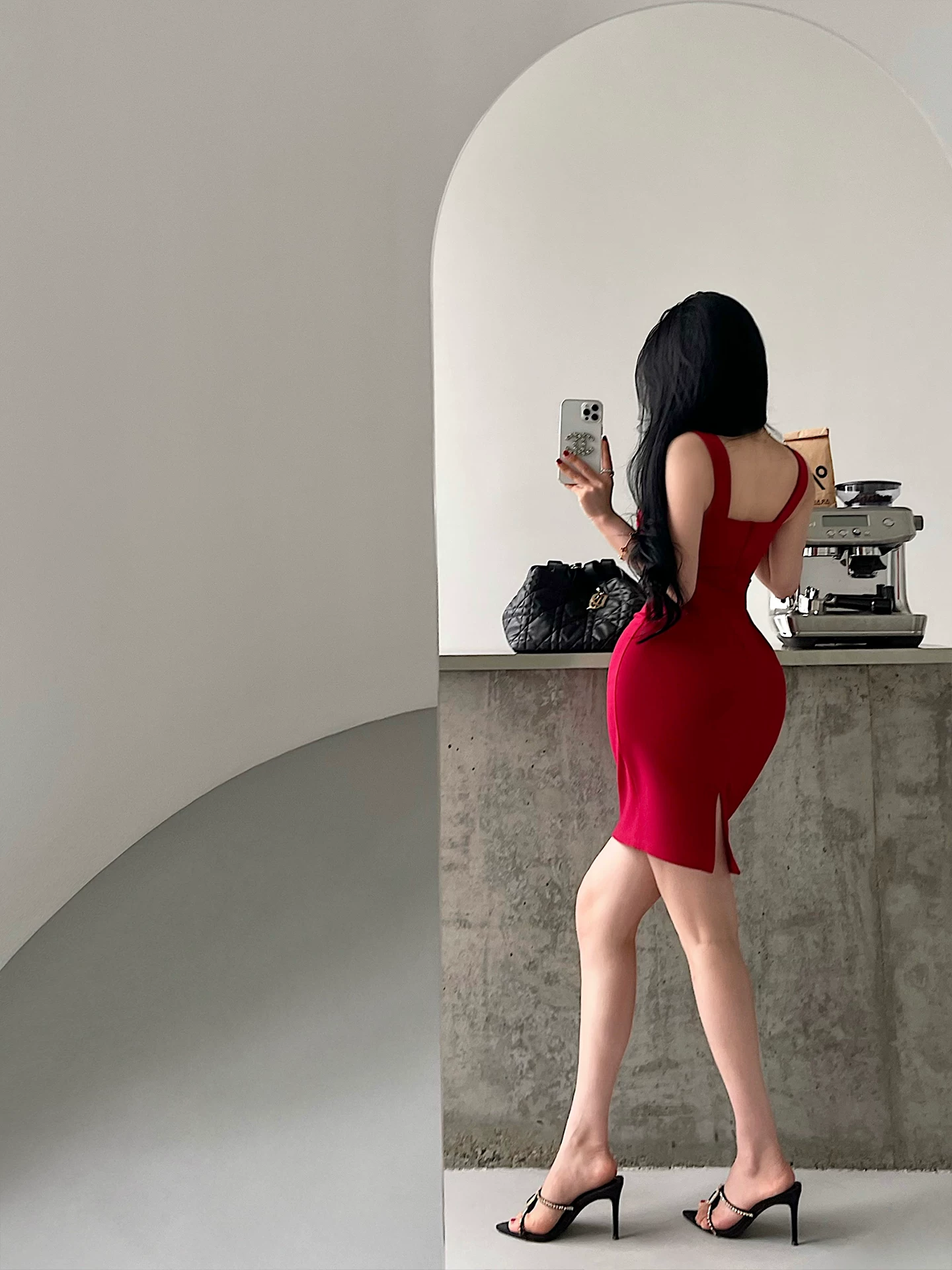 Váy ôm sát bodycon phong cách trưởng thành và gợi cảm của YoungGirlDay, có đường xẻ lưng, váy quây dài ngang đùi.