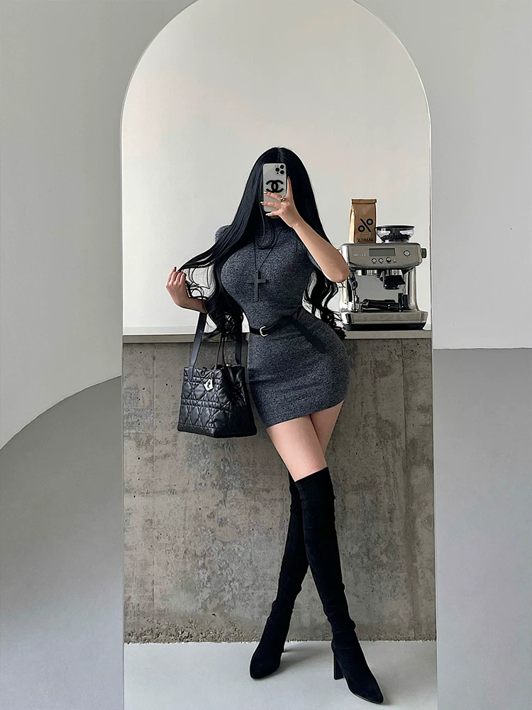 Váy ôm sát bodycon cổ cao tay ngắn chất liệu len, phong cách quyến rũ dành cho nữ giới trưởng thành, kèm thắt lưng.