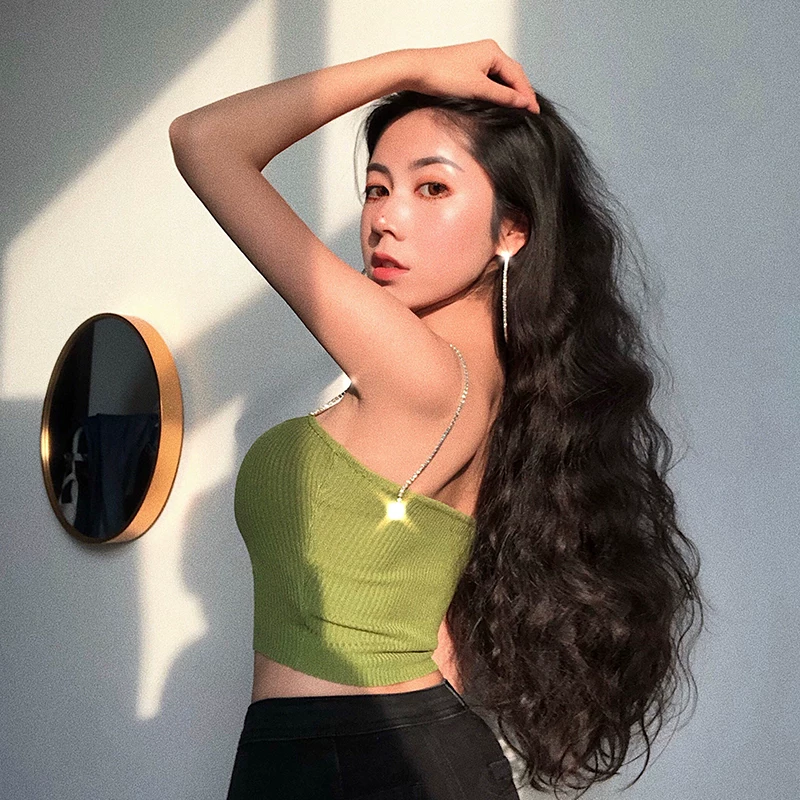 YoungGirlDay Thiết kế đính đá theo phong cách Âu Mỹ gợi cảm, áo yếm ngắn có dây đeo mỏng, thiết kế ôm sát cơ thể.