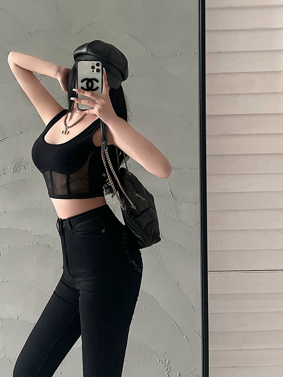 YoungGirlDay áo crop top ngắn không tay, chất liệu lưới, kiểu dáng ôm sát, phối vải chắp vá gợi cảm