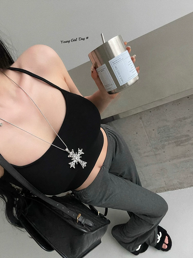 Áo crop top ngắn ôm sát gợi cảm YoungGirlDay với thiết kế lưng khoét và có đệm ngực tích hợp.