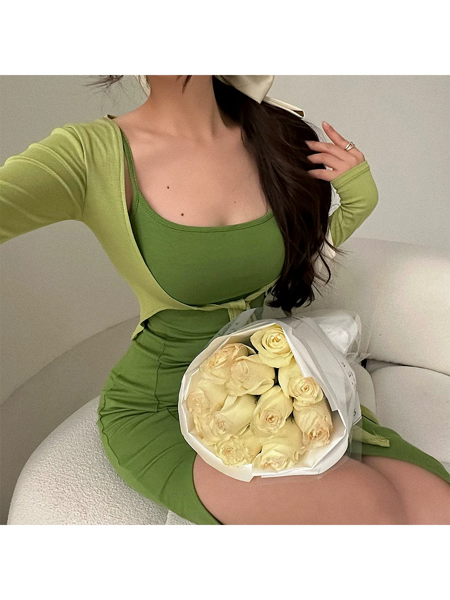 YoungGirlDay váy ôm sát gợi cảm, xẻ tà, có dây đeo, kèm áo khoác tay dài, bộ hai món.