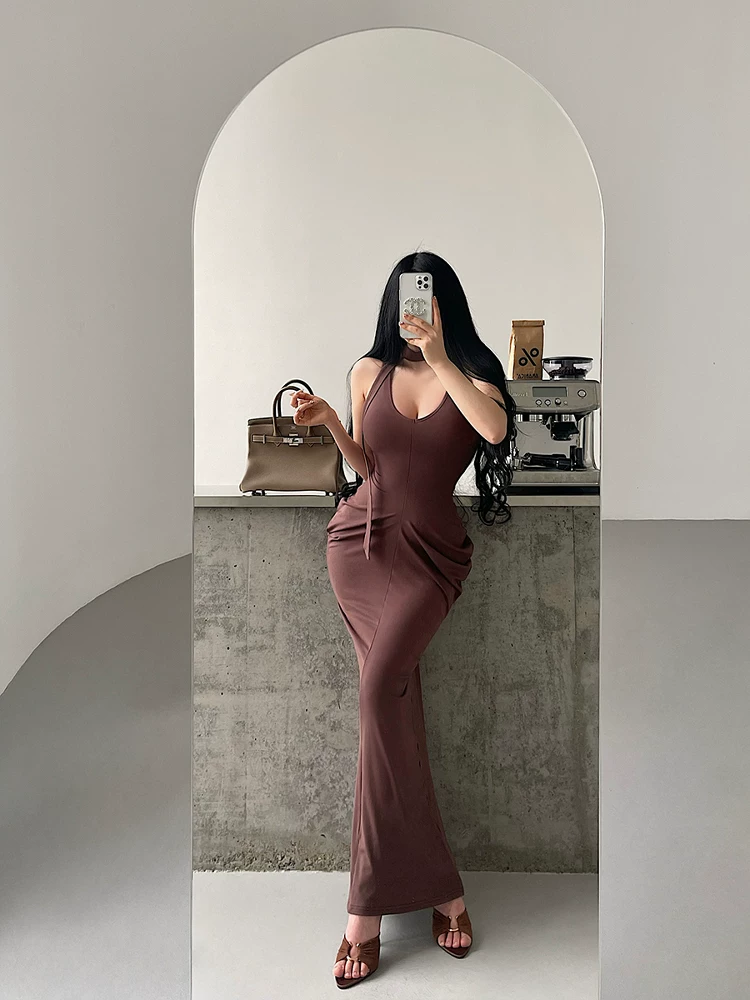 Váy ôm eo, xếp ly, kiểu dáng đồng hồ cát gợi cảm của YoungGirlDay Kardashian, có dây đeo và chân váy dài.