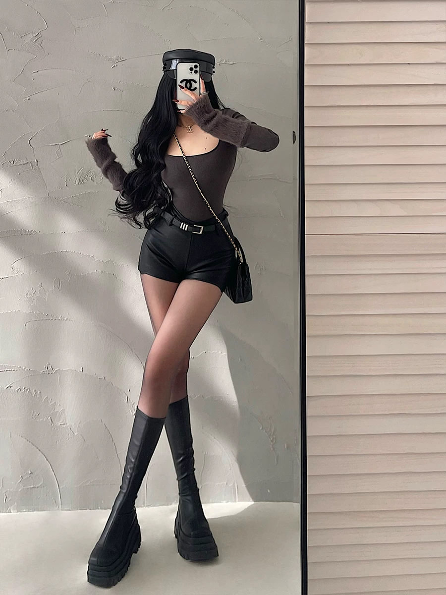 YoungGirlDay Quần short da PU ôm sát hông, cạp cao, co giãn, ôm sát hông, có thắt lưng.