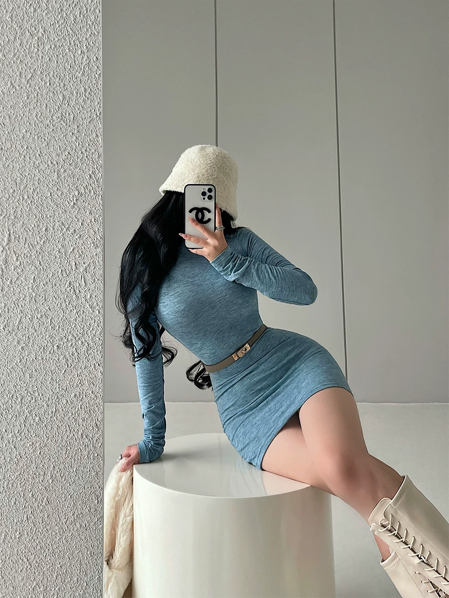 YoungGirlDay phong cách thuần khiết gợi cảm, váy dài tay cổ cao ôm sát cơ thể, kèm chân váy ngắn ôm hông và thắt lưng.