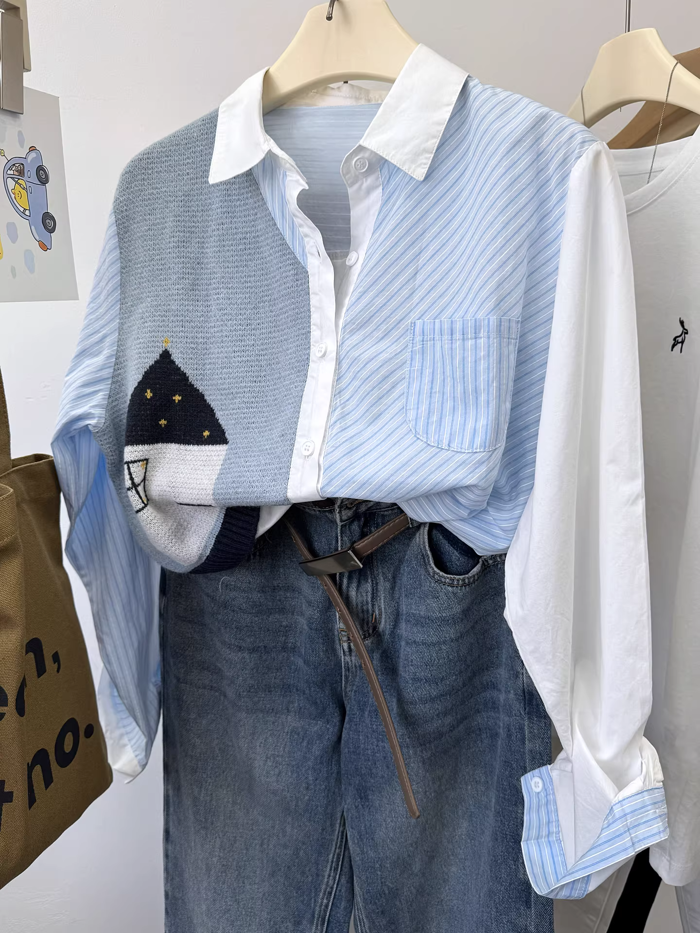 Áo sơ mi dài tay dáng rộng kẻ sọc xanh giả hai mảnh có họa tiết ngôi nhà nhỏ dễ thương