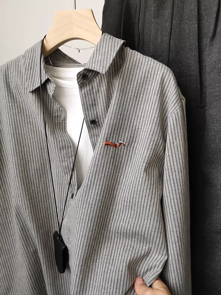 Sọc dọc, trẻ hóa tuổi tác, thêu hình chú chó con, tông màu xám, ve áo, phối lớp đa năng, áo sơ mi dài tay rộng, áo nữ