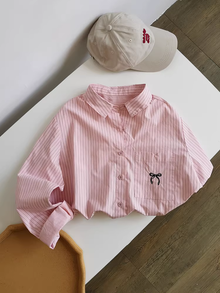 Áo kiểu Hàn Quốc nhẹ nhàng có thêu túi, cổ polo, sọc dọc màu hồng tôn dáng, áo sơ mi dài tay toàn cotton dành cho nữ.