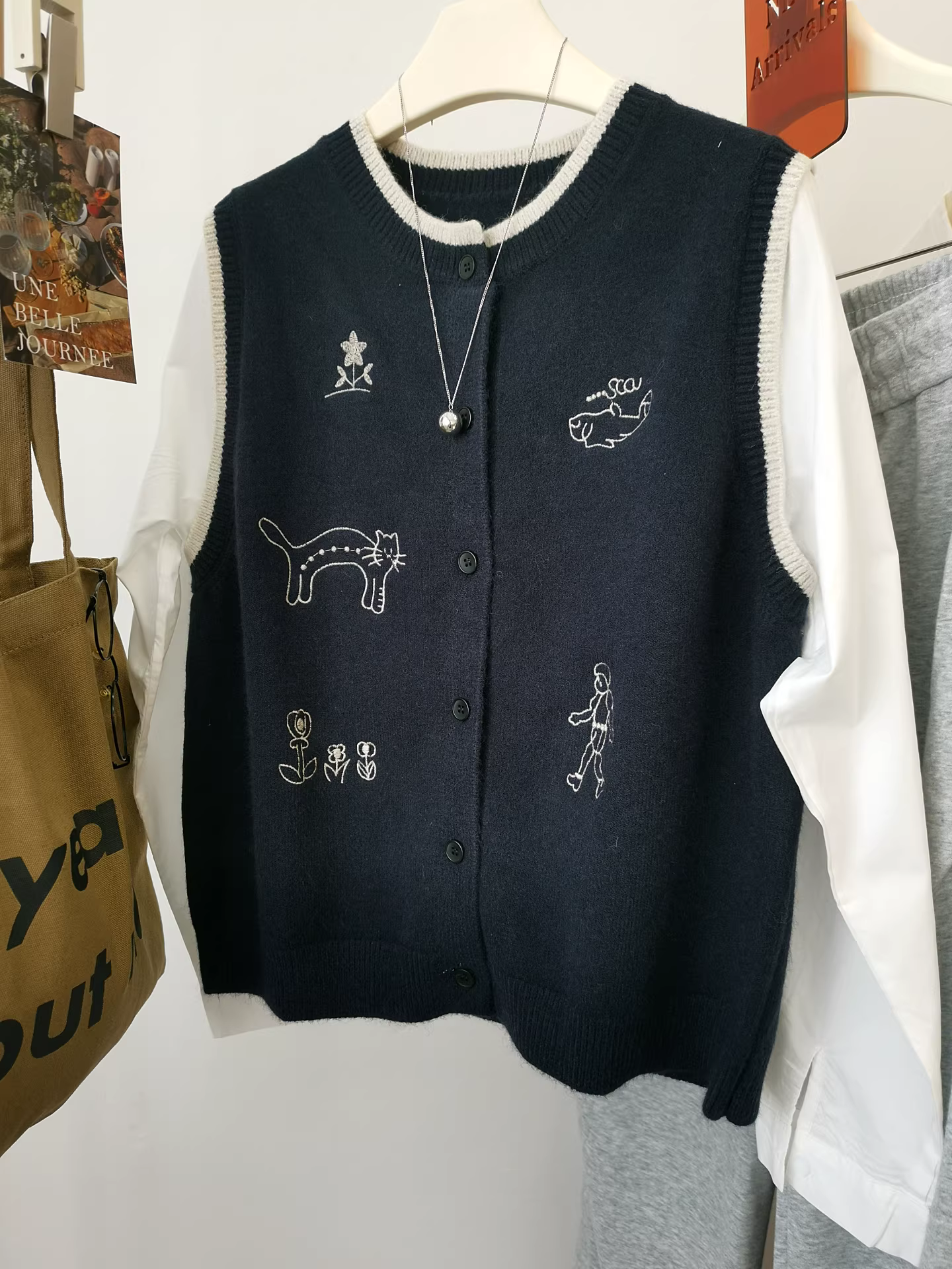 Áo sơ mi có tay áo chắp vá, áo dệt kim dài tay cổ tròn giả hai mảnh phong cách Hàn Quốc thêu hình mèo con dành cho nữ, thích hợp để đi làm và mặc thường ngày.