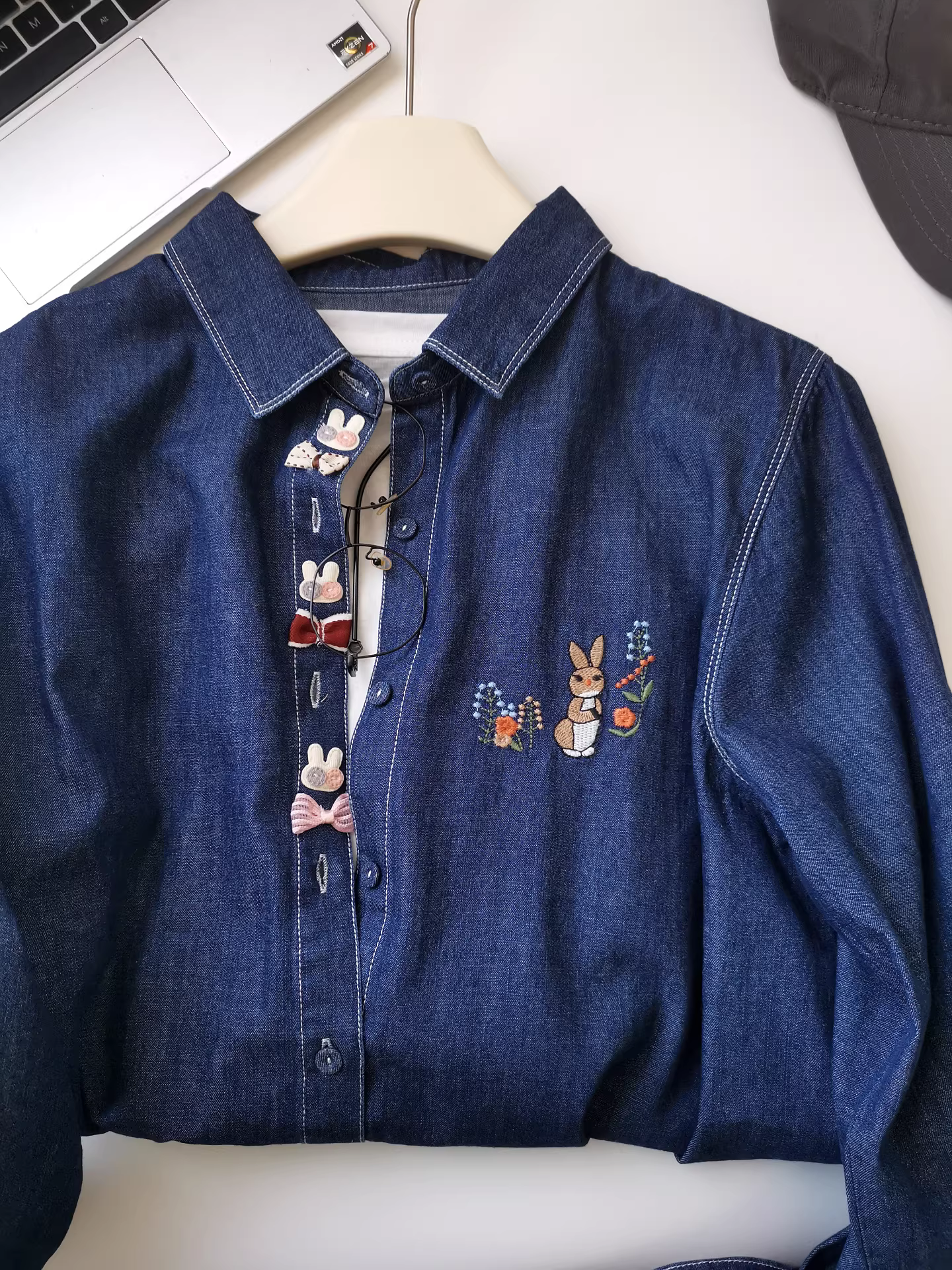 Áo sơ mi denim màu xanh đậm Garden Bunny dành cho nữ, thiết kế độc đáo, áo khoác mỏng xếp lớp mùa xuân độc đáo, hợp thời trang