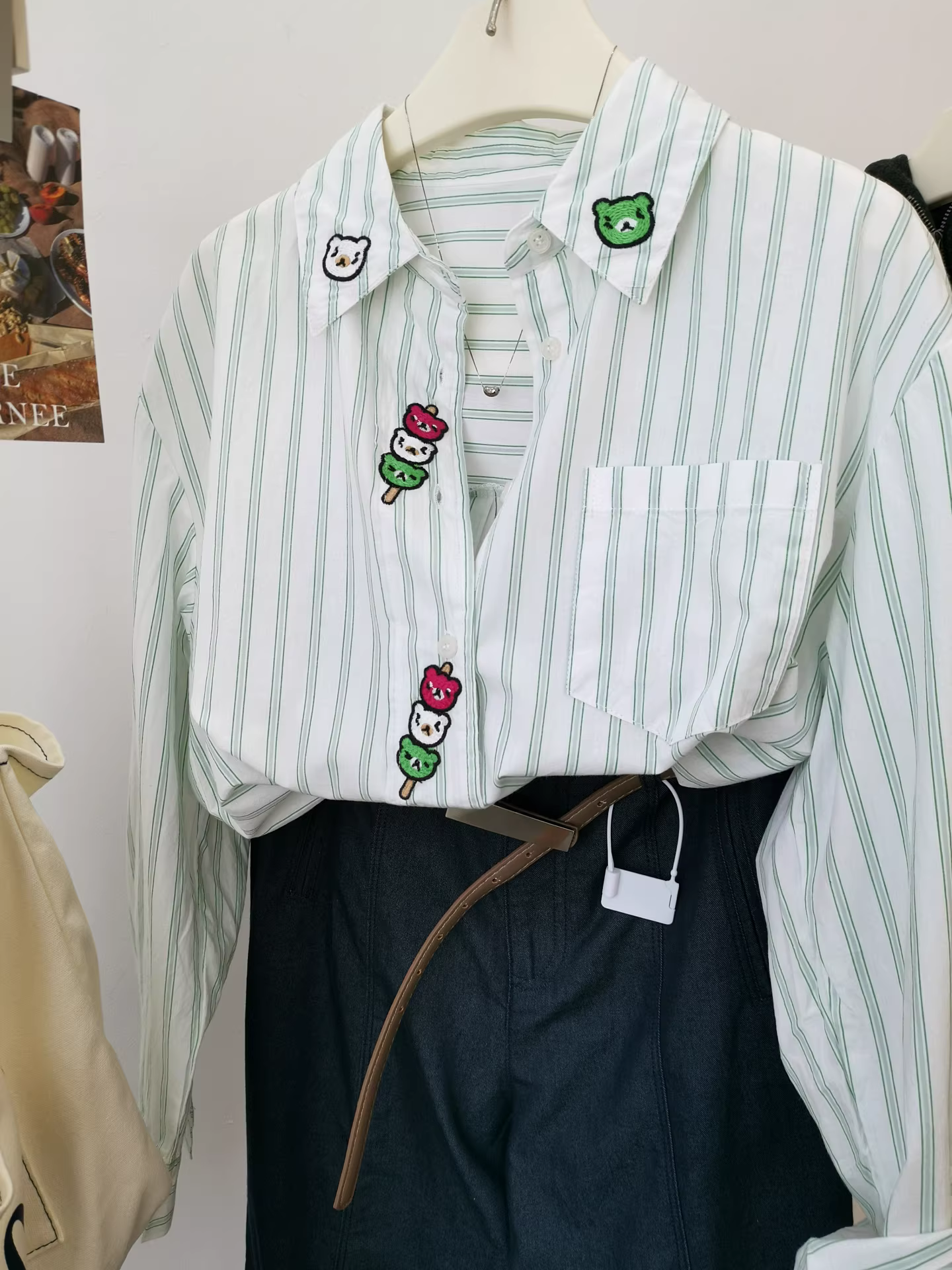 Kẹo mút thêu trên phần cài áo ~ Áo sơ mi sọc dọc bằng cotton nguyên chất, món đồ không thể thiếu cho mùa thu, dáng rộng, phong cách đi làm, áo sơ mi cài khuy có cổ.