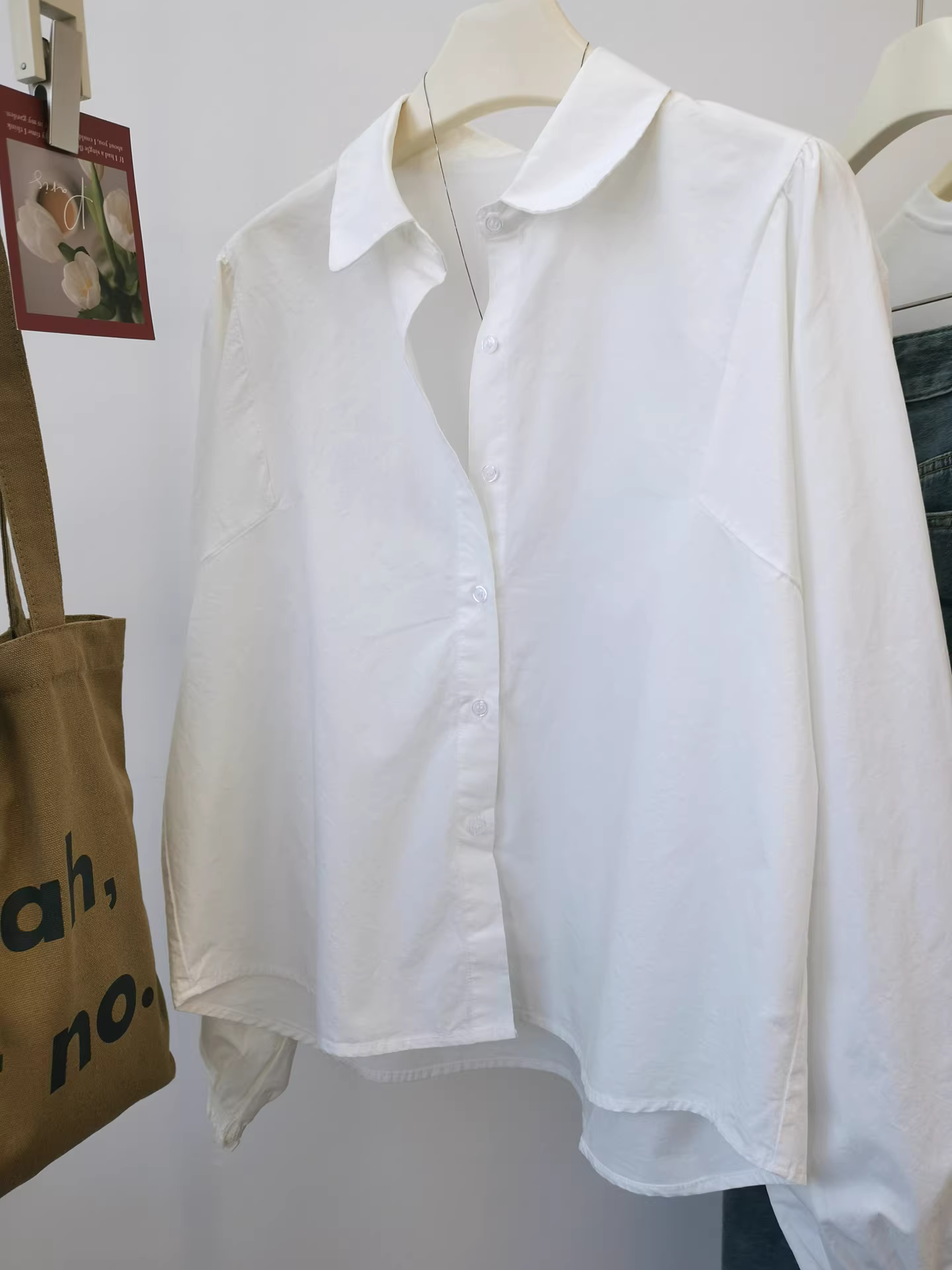 Áo sơ mi tay dài màu trắng dáng rộng, cổ búp bê, màu trơn, đa năng và thanh lịch, rất thích hợp để đi làm và rất dễ thương!