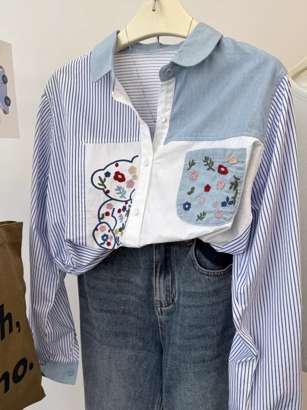 Áo sơ mi denim màu xanh nhạt thêu hình gấu theo phong cách chi tiết, phối sọc dọc màu xanh lam, áo sơ mi cơ bản cho mọi mùa.