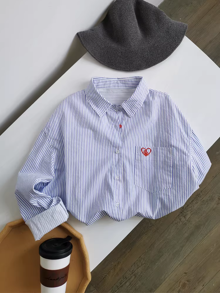 Áo sơ mi sọc xanh dành cho nữ, kiểu dáng cơ bản đa năng, áo thun cotton thêu túi mới xuân 2024