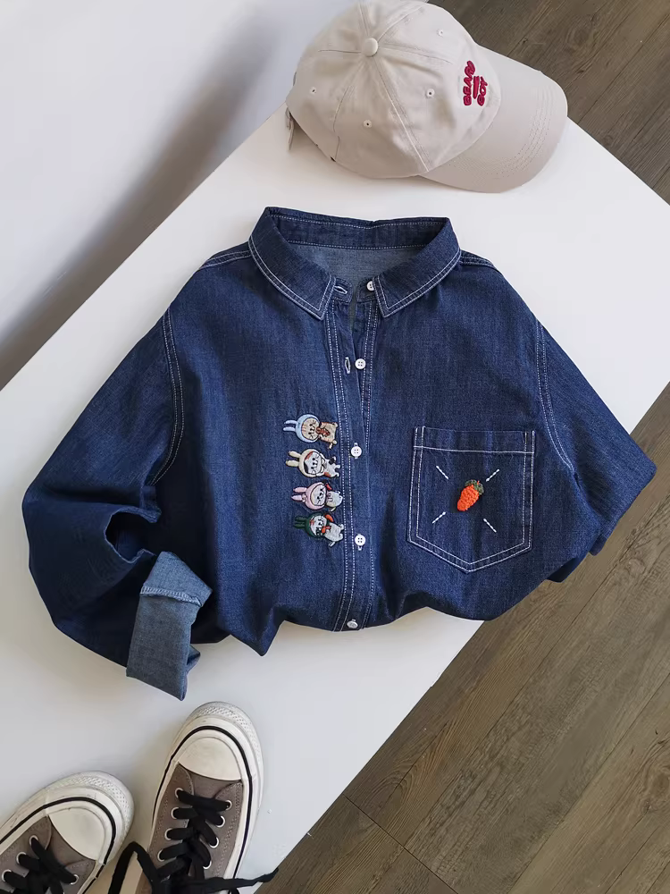 Áo sơ mi denim màu xanh đậm, kiểu dáng cơ bản đa năng! Áo sơ mi denim cotton nguyên chất có túi thêu dành cho nữ.