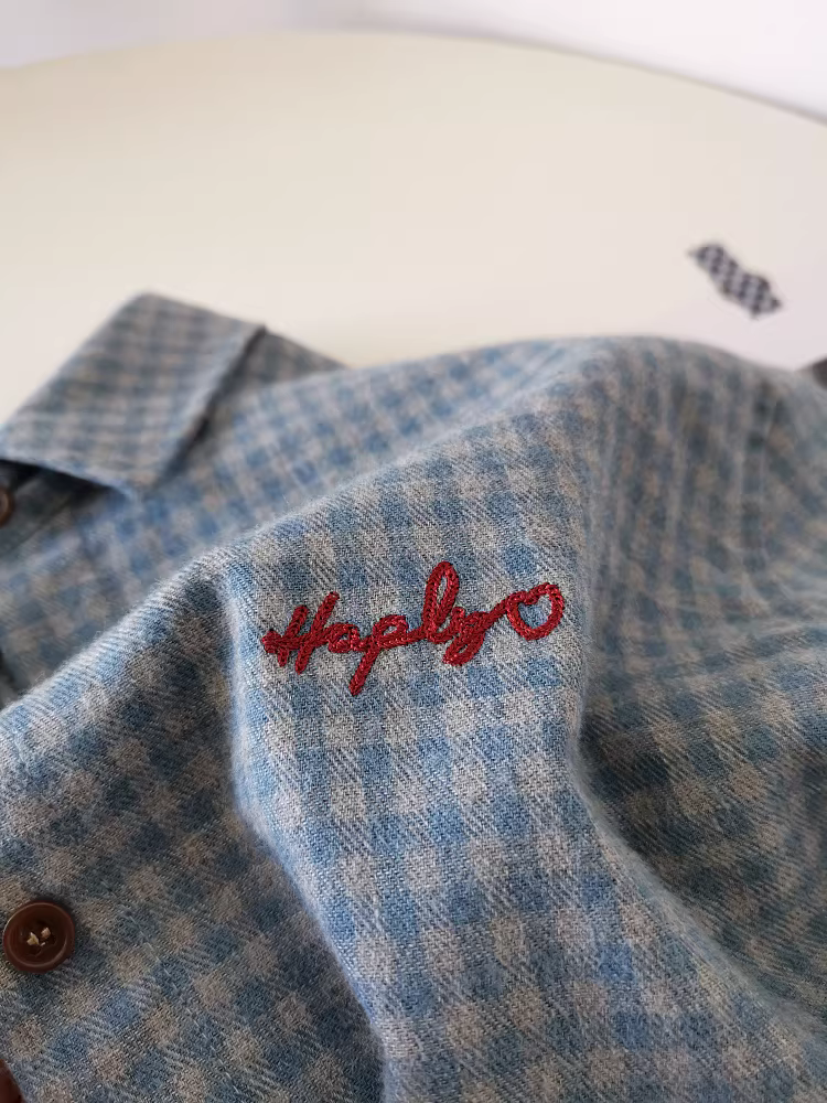 Áo sơ mi kẻ caro đỏ cổ điển có thêu, chất liệu vải mềm mại, kiểu dáng rộng rãi năm 2025, hai màu