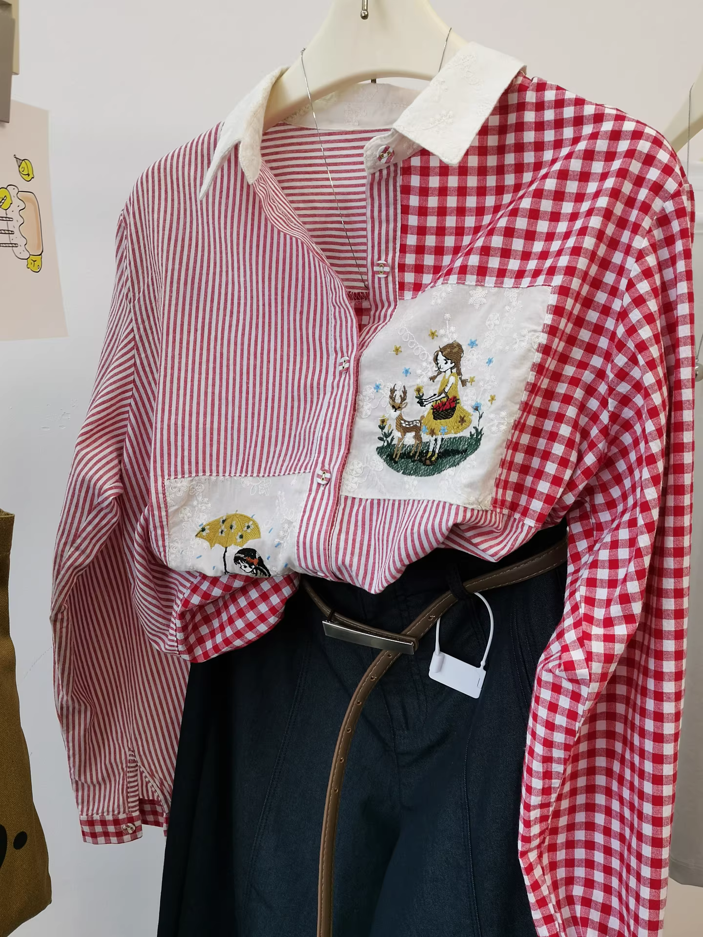 Áo sơ mi kẻ sọc đỏ thêu hình chú mèo con trong mưa, tay nghề tốt, đa năng cho mọi mùa, áo sơ mi kẻ sọc cotton cơ bản.