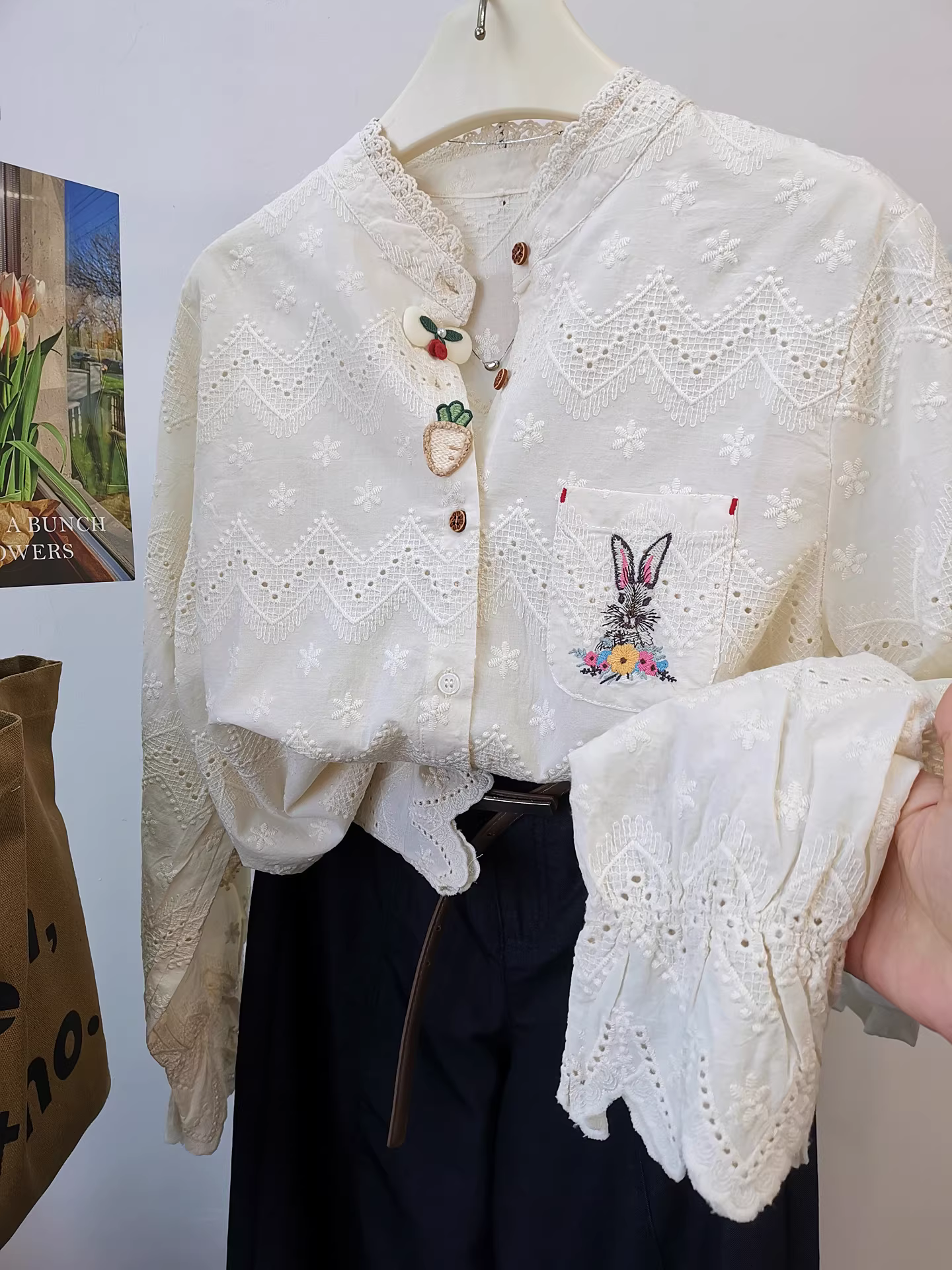 Đồ lót yêu thích: Áo sơ mi màu mơ thêu toàn thân bằng vải jacquard cotton nguyên chất tinh tế, thiết kế độc đáo cổ đứng xếp lớp dành cho nữ.