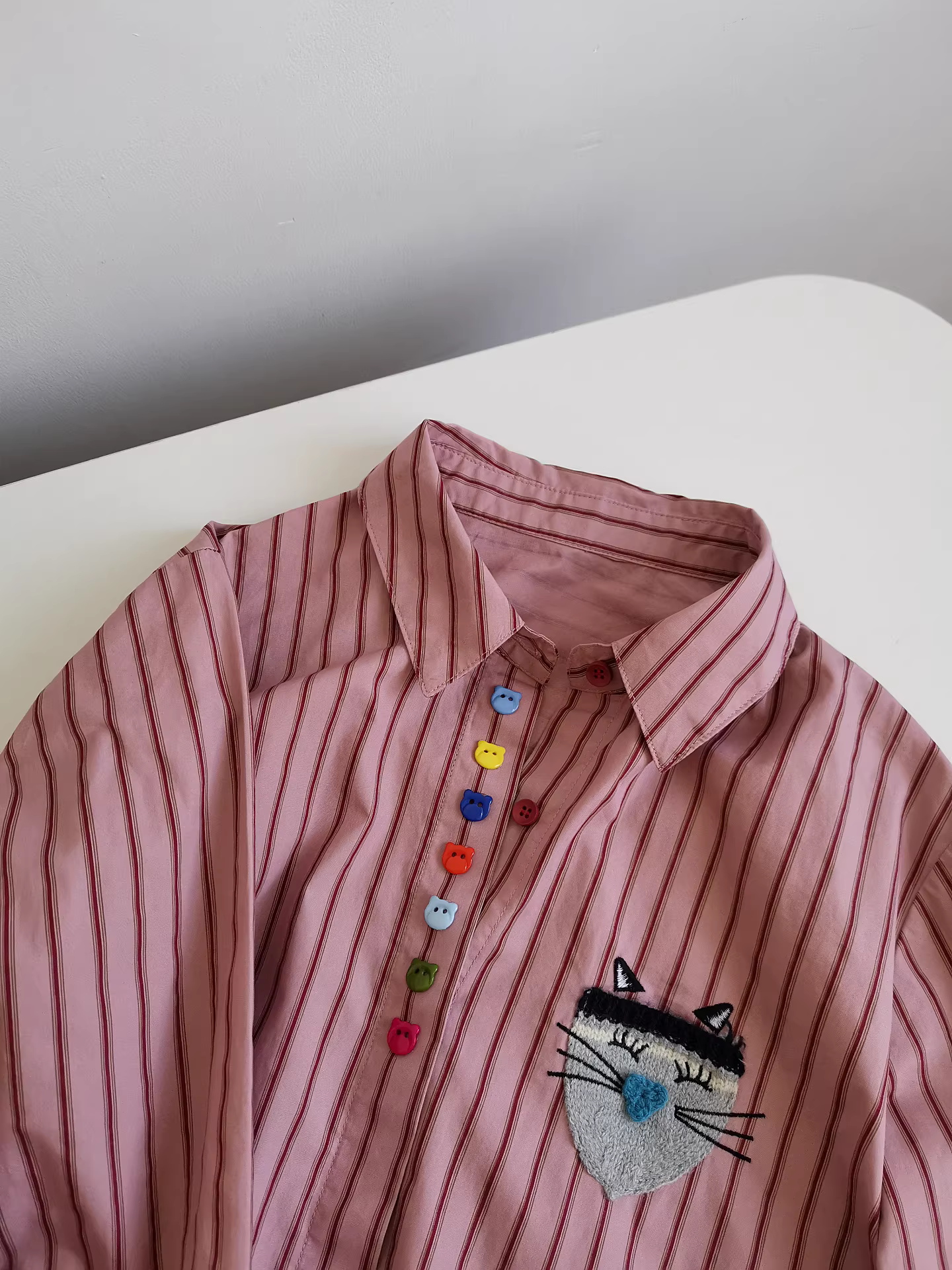 Áo sơ mi nữ kẻ sọc dọc, kiểu dáng xuề xòa, họa tiết mèo ria mép, mẫu mới thu đông 2025.