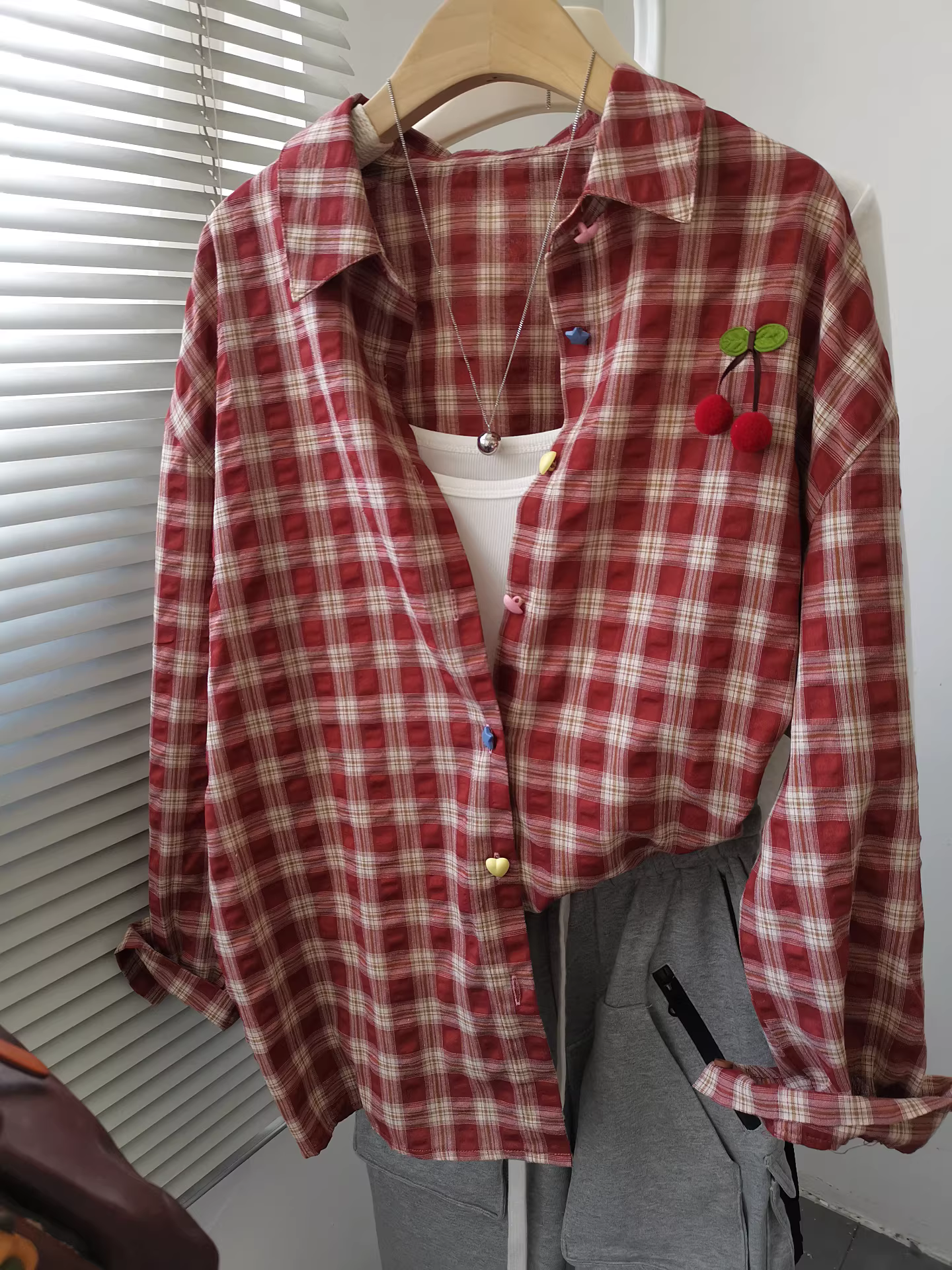 Thiết thực và đẹp mắt~ Áo sơ mi kẻ caro phối dây chuyền quả anh đào dành cho nữ, kiểu dáng mới mùa thu 2025, áo sơ mi rộng rãi và thoải mái