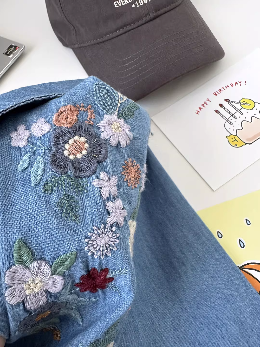 Áo sơ mi cổ điển độc đáo, trẻ trung, chất liệu denim mềm mại, thêu hoa nhỏ, nhiều lớp, tay dài dành cho nữ