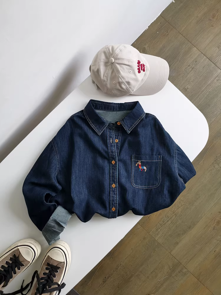 Áo sơ mi denim màu xanh đậm dáng rộng, dài trung bình, phong cách BF, có thêu trang trí túi, dành cho nữ mùa thu.