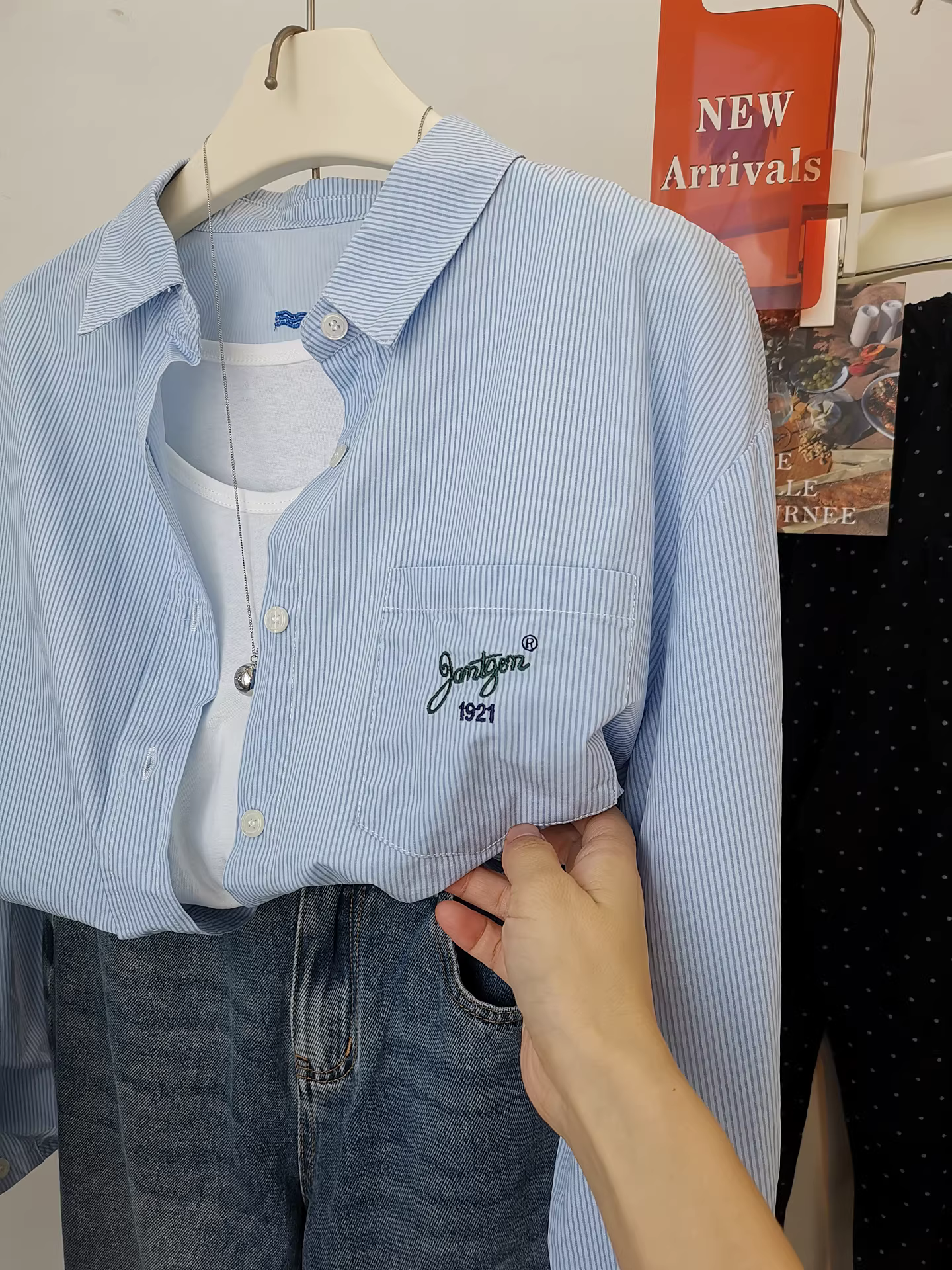 Chi tiết phía sau, kiểu dáng đa năng và thoải mái, áo sơ mi dài tay kẻ sọc dọc dài vừa phải dành cho nữ, mẫu mới đầu thu.