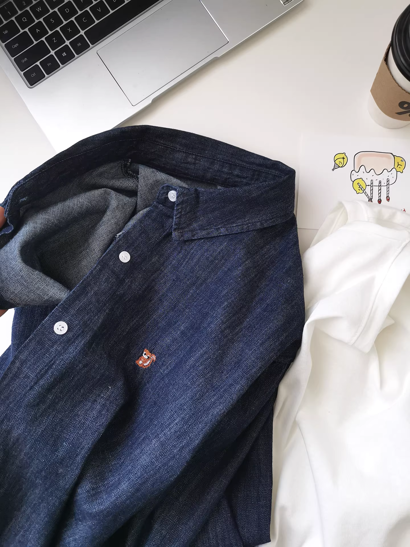 Mùa thu đông là mùa thích hợp để phối đồ! Áo sơ mi denim dáng rộng tay dài màu xanh đậm cổ trụ thêu họa tiết hoạt hình cổ điển dành cho nữ.