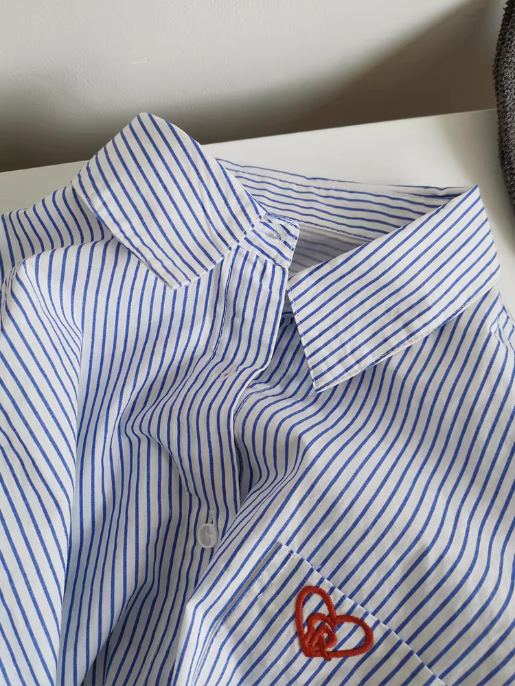 Áo sơ mi sọc xanh dành cho nữ, kiểu dáng cơ bản đa năng, áo thun cotton thêu túi mới xuân 2024