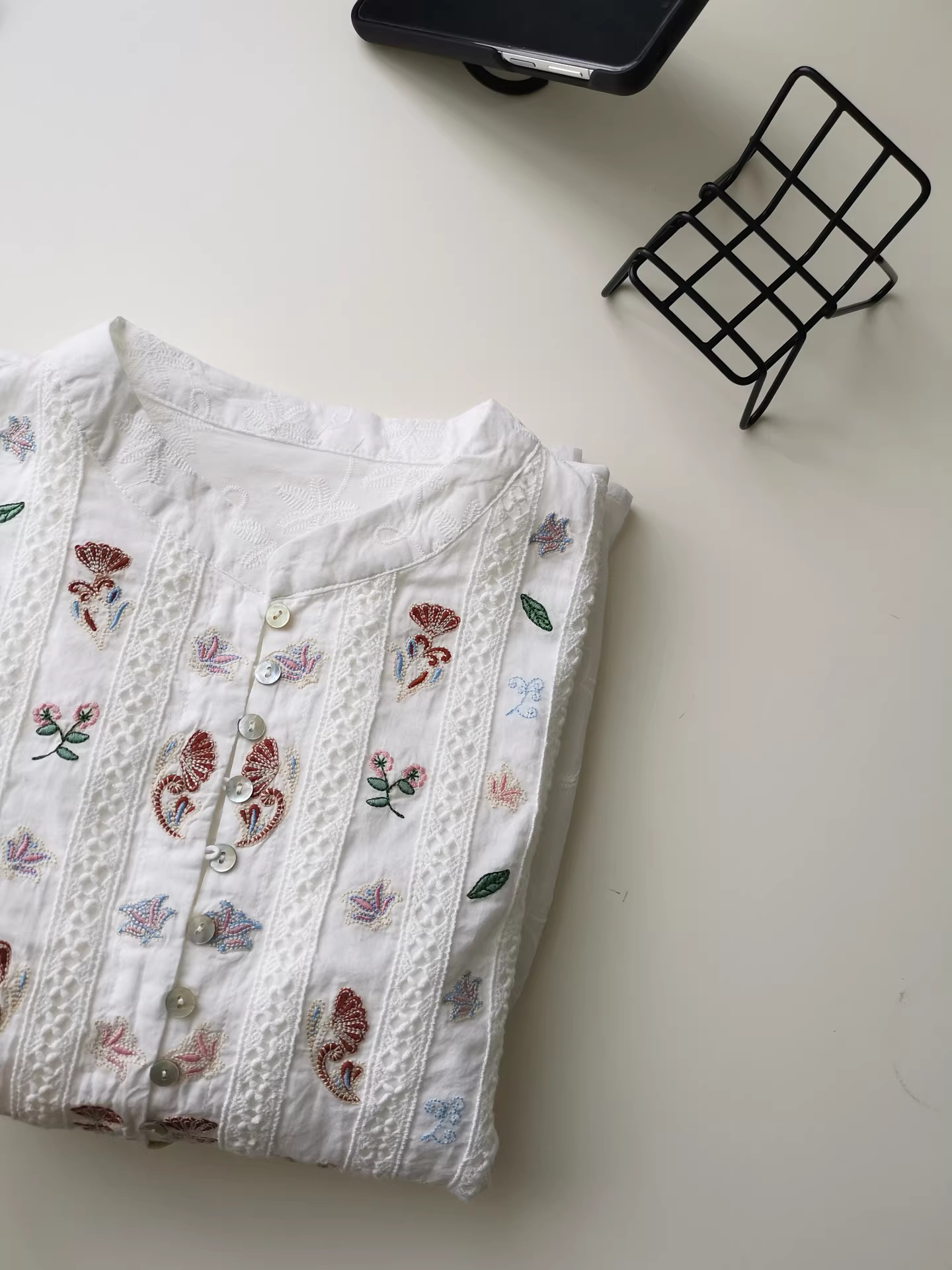 Áo sơ mi trắng thêu hoa tinh tế, thiết kế độc đáo, áo kiểu Pháp đa năng, dáng rộng, phong cách nghệ thuật dành cho nữ