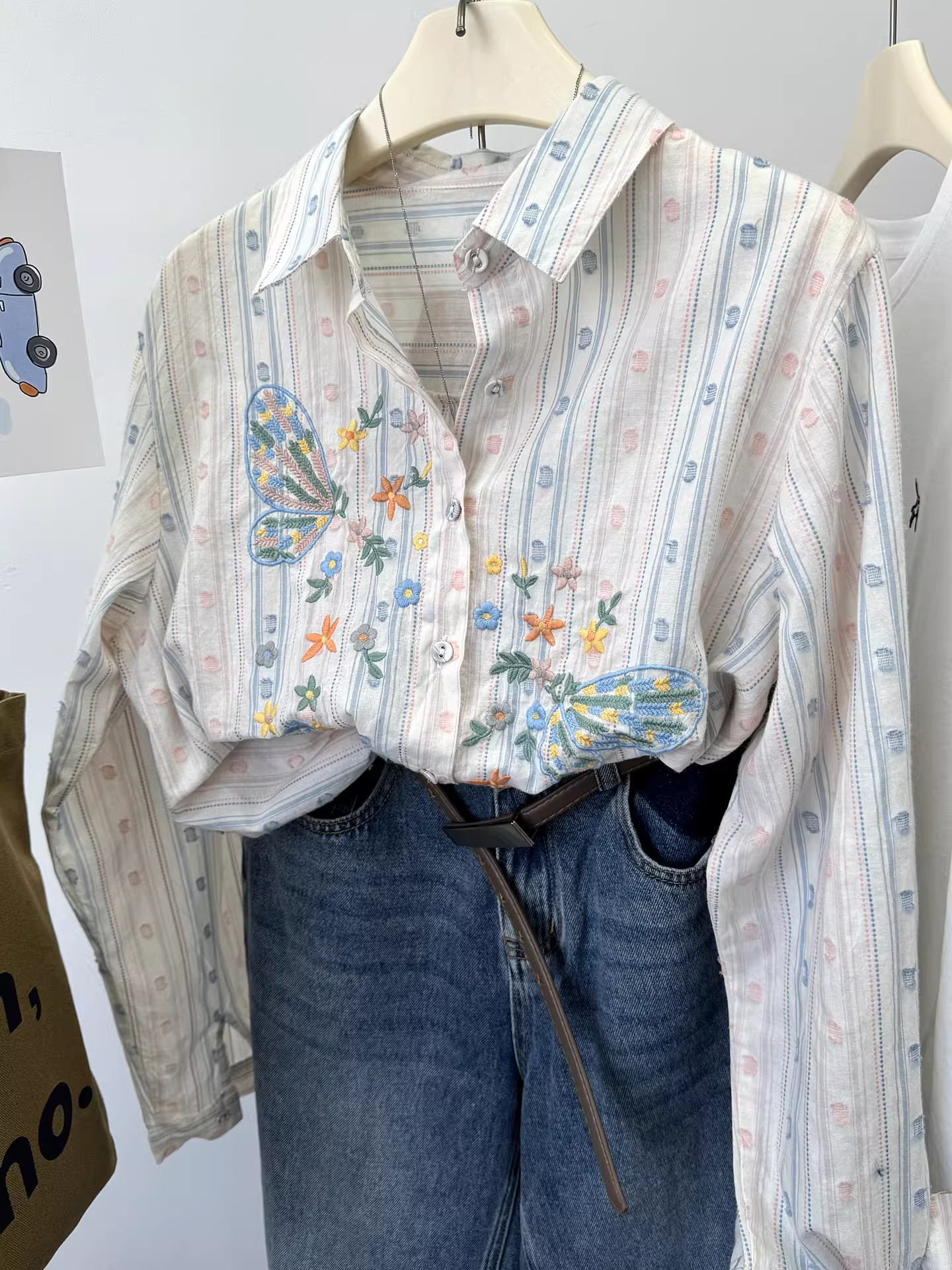 Áo sơ mi nữ thiết kế độc đáo, chất liệu cotton nguyên chất, thêu họa tiết bướm nhỏ siêu đẹp, phối màu sọc dọc, phong cách nghệ thuật.