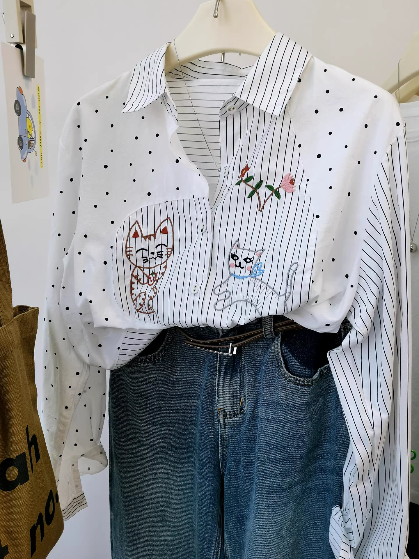 Áo sơ mi trắng dài tay bằng vải cotton nguyên chất mềm mại và dễ thương thêu hình mèo chấm bi chắp vá sọc dọc thêu sọc dọc dành cho nữ
