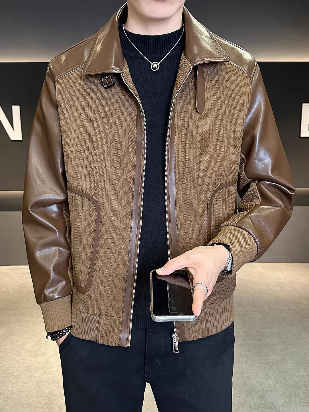 Áo khoác da nam thiết kế phối vải cao cấp, kiểu dáng thời trang mới 2025, kiểu dáng ngắn, phong cách biker.