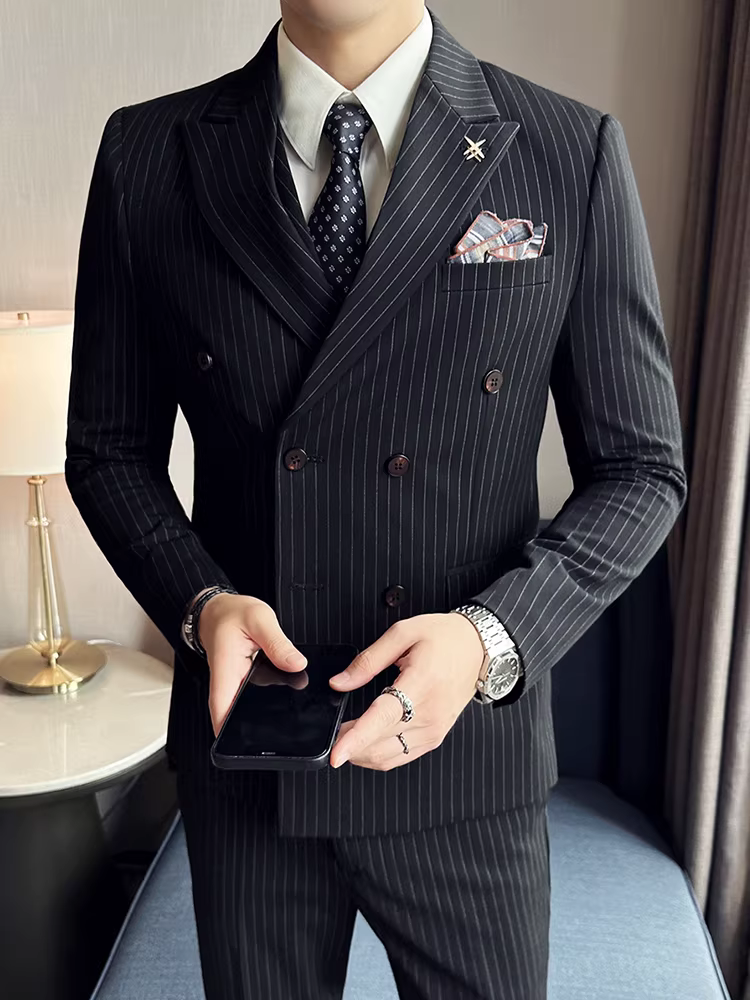 Bộ vest kẻ sọc nam, kiểu dáng lịch lãm, chất liệu dễ chăm sóc, ôm dáng, gồm ba món.