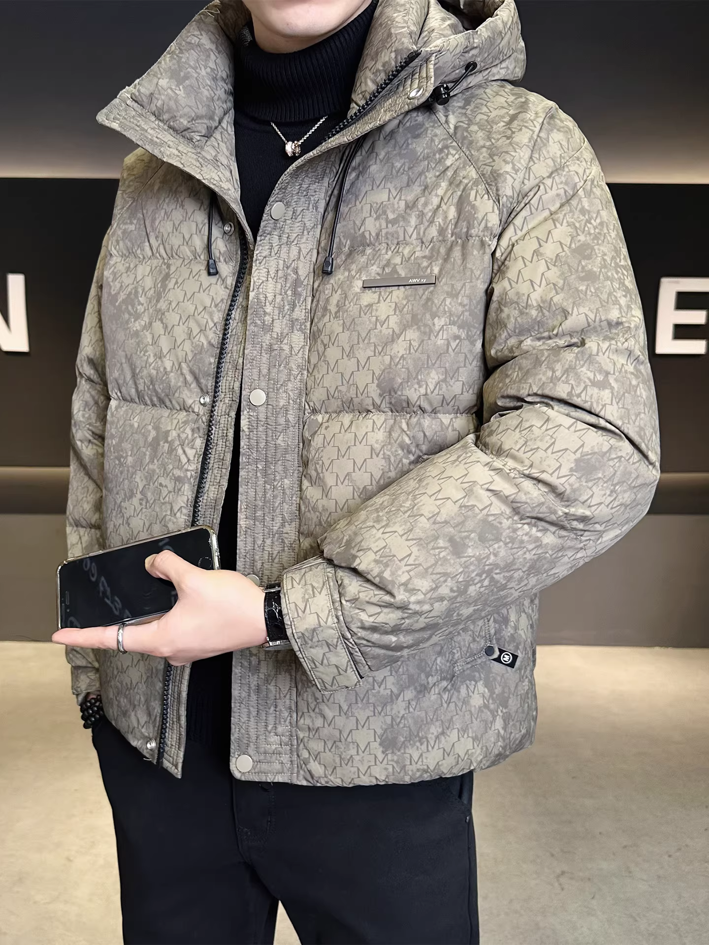 Áo khoác phao có mũ in họa tiết dành cho nam, kiểu mới mùa đông 2025, dáng ngắn rộng, chất liệu cao cấp, dày dặn và ấm áp.