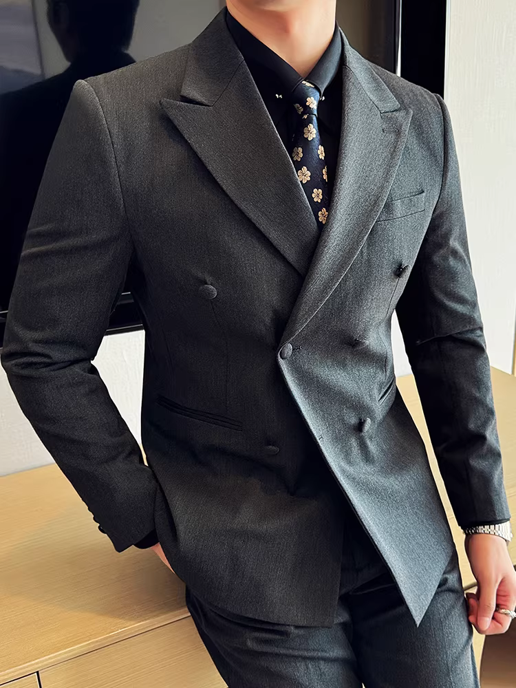 Bộ vest nam cao cấp bằng len, kiểu dáng lịch lãm, ôm dáng, dễ chăm sóc, gồm ba món.