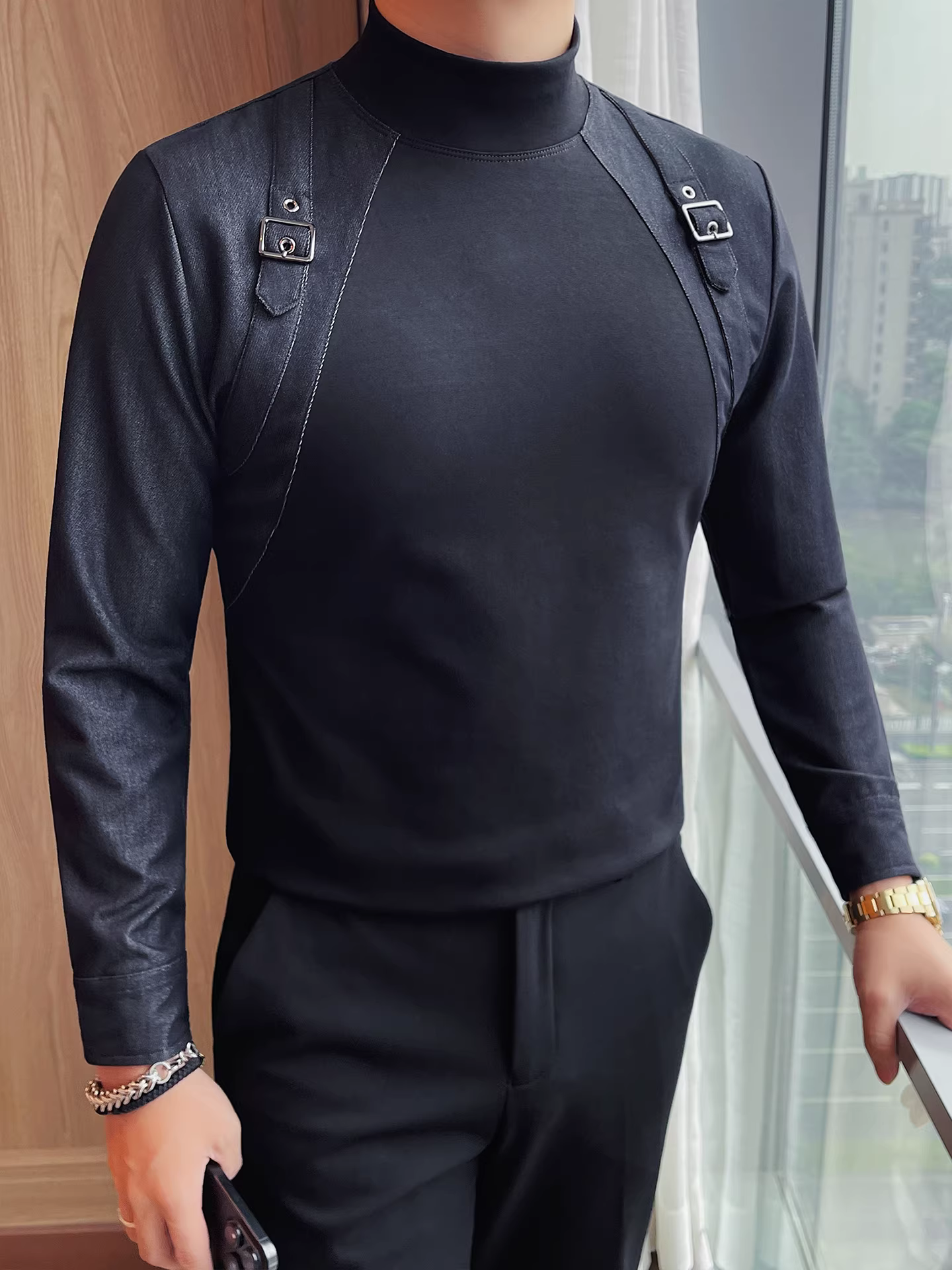 Áo thun nam tay dài cổ nửa cao, thiết kế độc đáo với họa tiết phối dây đeo, kiểu dáng ôm body thời trang, mùa thu đông 2025.