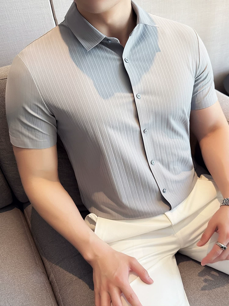 Áo sơ mi nam ngắn tay kẻ sọc tối màu, kiểu dáng mỏng nhẹ mùa hè, ôm dáng thời trang, phong cách trẻ trung, lịch sự, dễ chăm sóc, không nhăn.