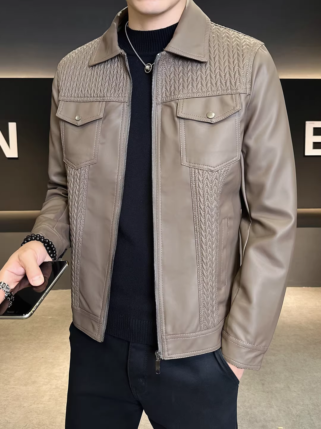 Áo khoác da nam thiết kế chắp vá, hai túi, kiểu dáng mới thời trang thu đông, ôm dáng, cổ trụ, ngắn.