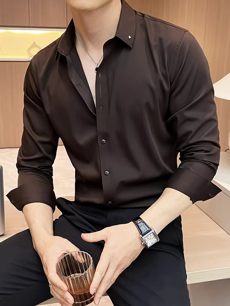 Áo sơ mi nam cao cấp, tay dài, xu hướng thời trang thu đông 2025, kiểu dáng ôm body, chất liệu tươi mát, mềm mại, không nhăn.