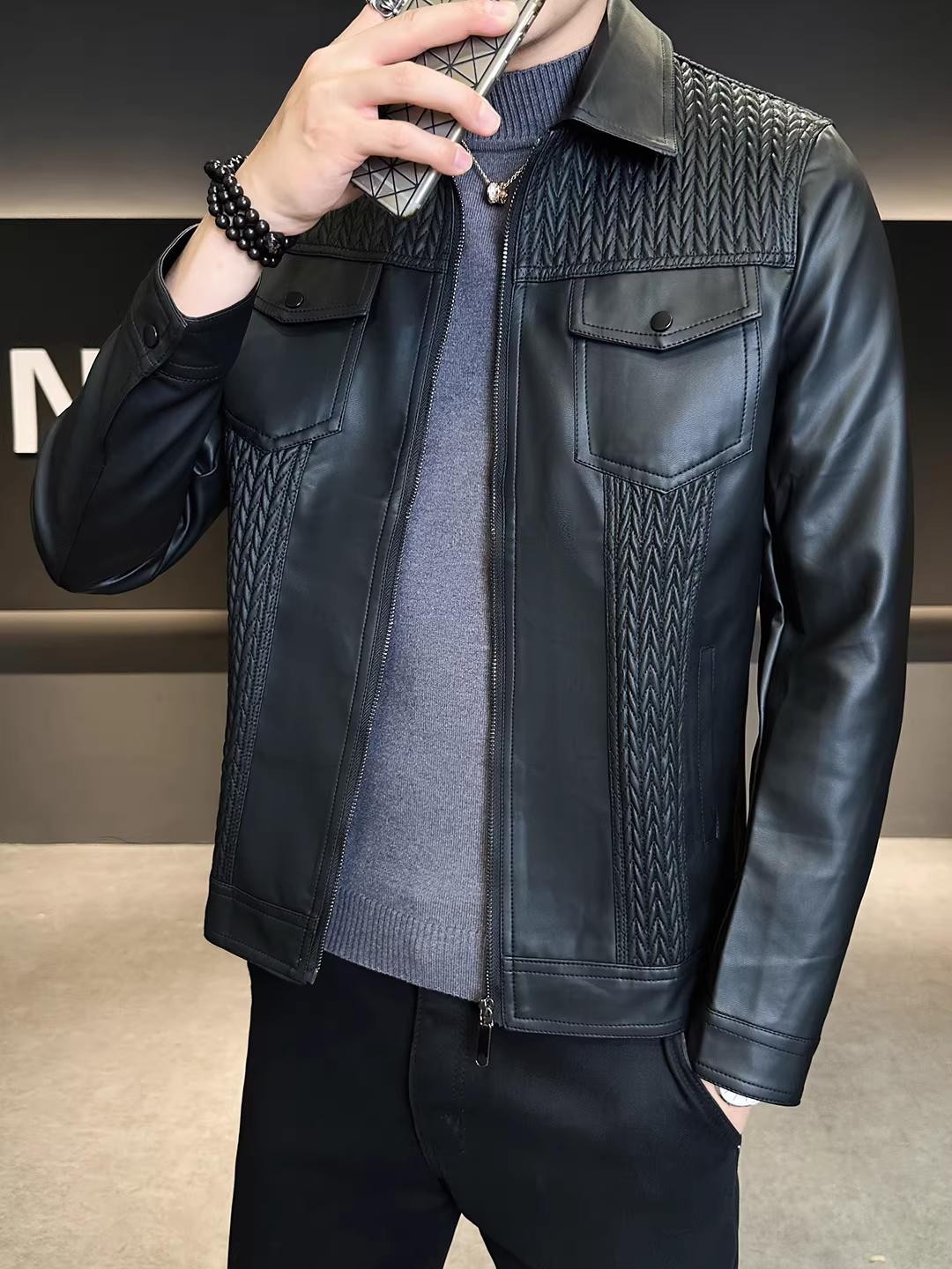 Áo khoác da nam thiết kế chắp vá, hai túi, kiểu dáng mới thời trang thu đông, ôm dáng, cổ trụ, ngắn.