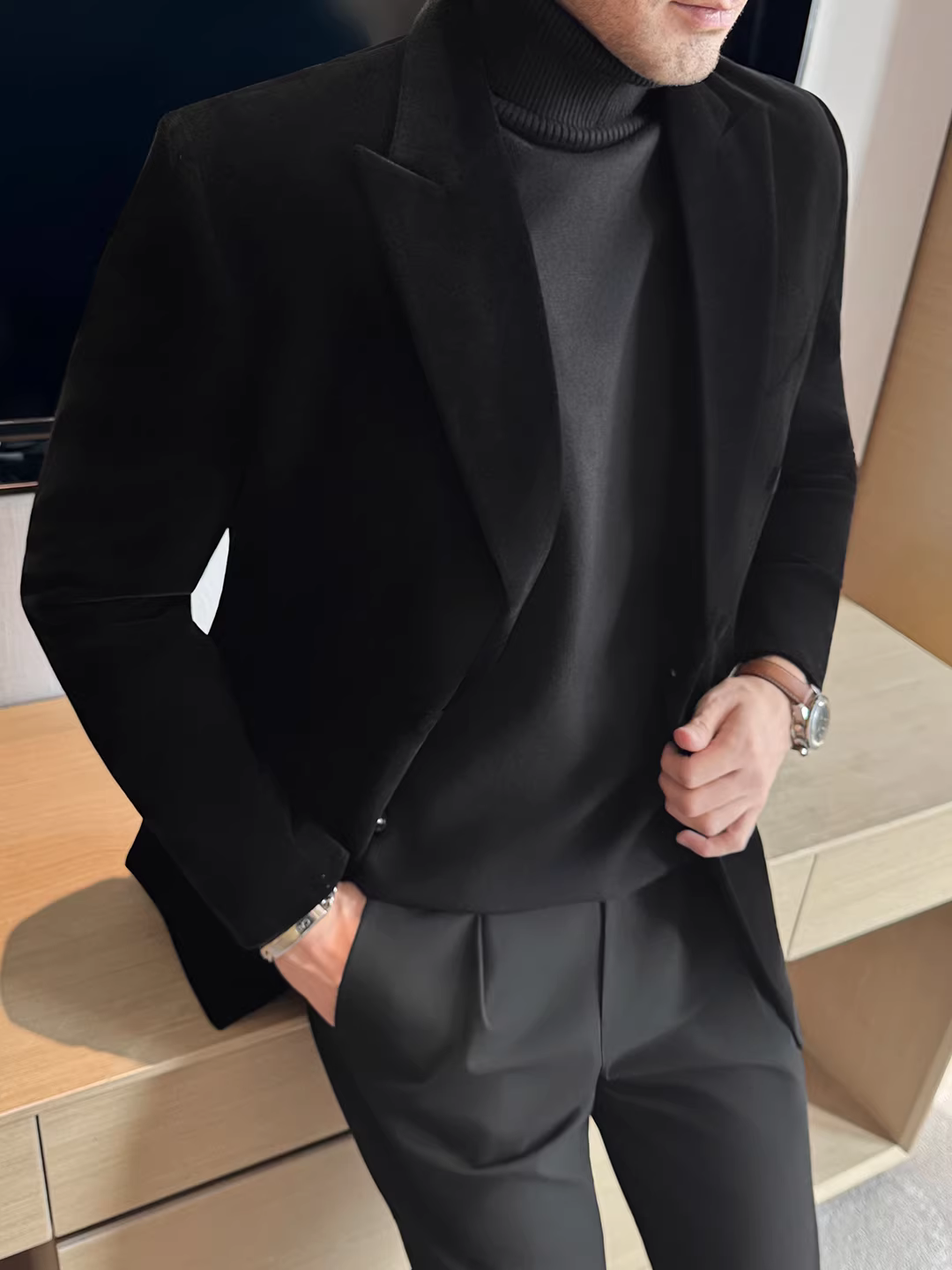 Áo blazer nhung nam dáng vest hai hàng khuy, cổ bẻ, chất dày, thích hợp cho mùa thu đông, phong cách công sở lịch lãm, đa năng, ôm dáng.