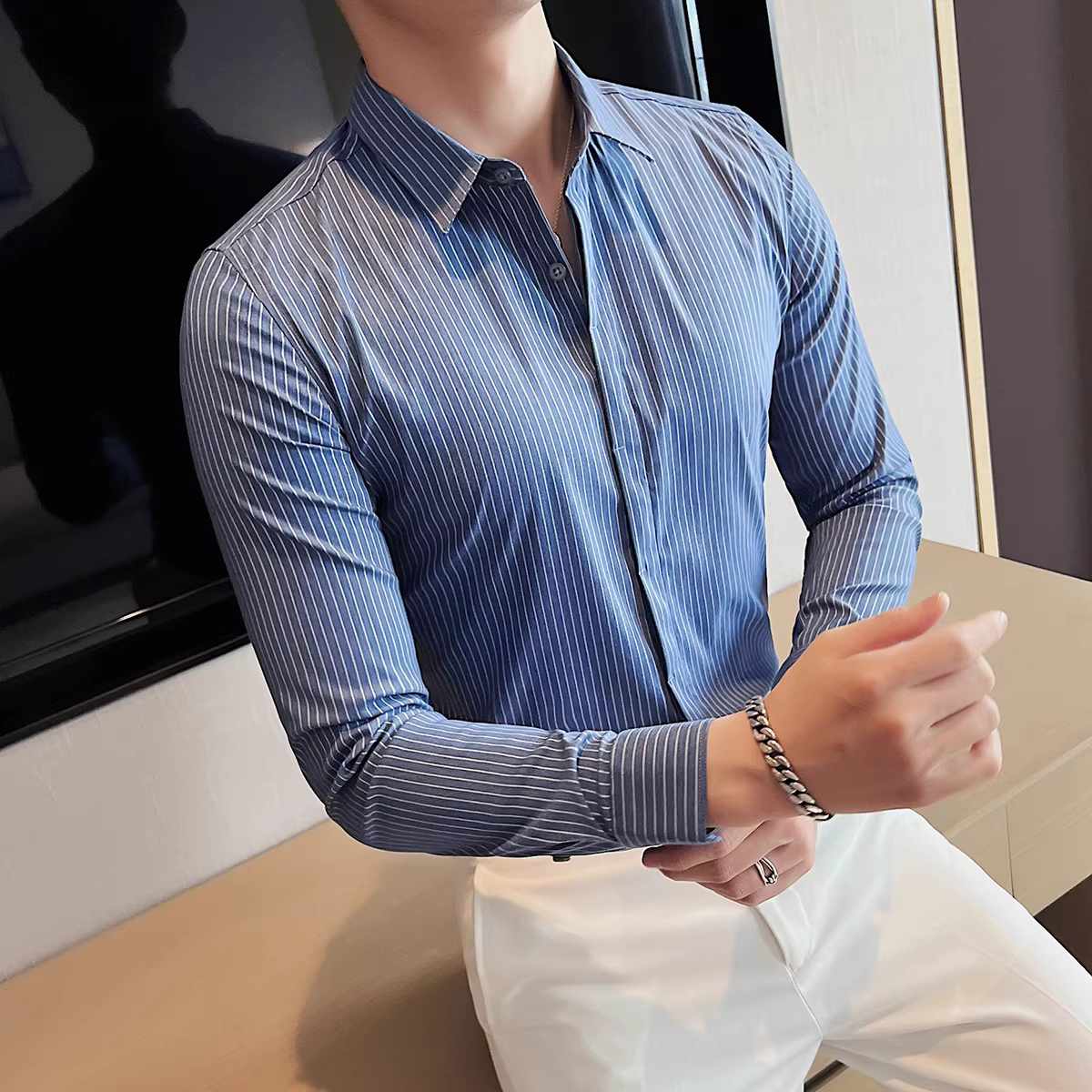 Áo sơ mi nam cao cấp, kẻ sọc, cúc giấu, tay dài, phong cách công sở lịch lãm, kiểu Anh, ôm dáng, lịch sự và chuyên nghiệp, chất liệu có vân.