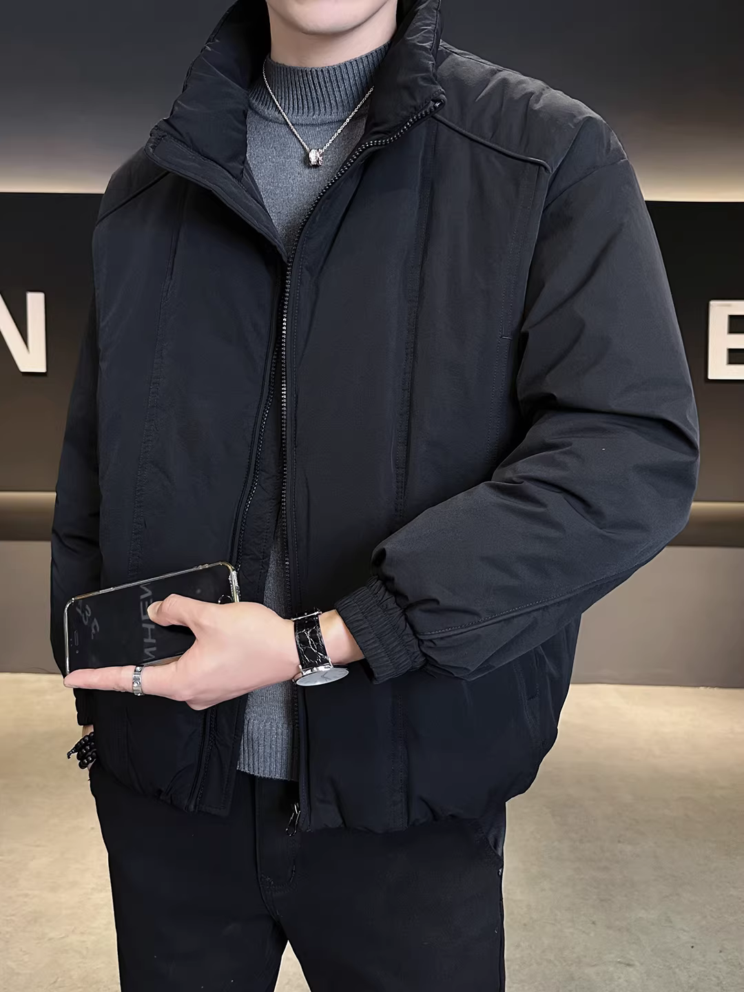 Áo khoác phao cổ đứng dày dặn, thiết kế đơn giản, kiểu dáng ngắn, theo tiêu chuẩn quốc gia mới năm 2025.