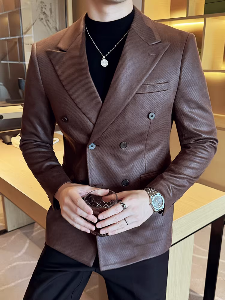 Áo blazer nam chất liệu vải tuýt kẻ caro, dáng ôm, kiểu Anh mới 2024, phong cách lịch sự nhưng vẫn trẻ trung.