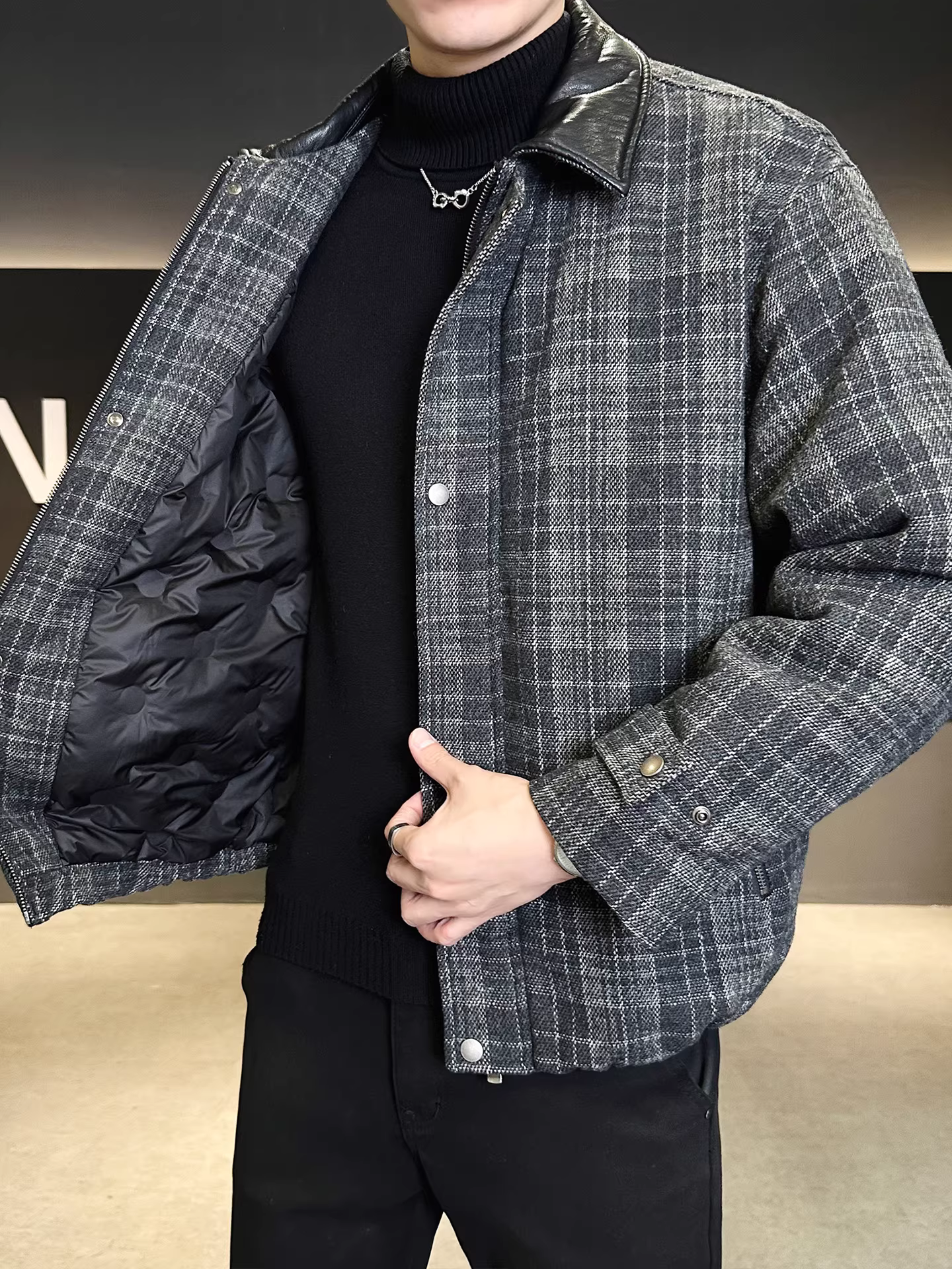 Áo khoác nam dáng lửng phối da, kiểu dáng mới mùa đông 2025, chất liệu dày dặn, ấm áp, thiết kế đa năng, dáng rộng.